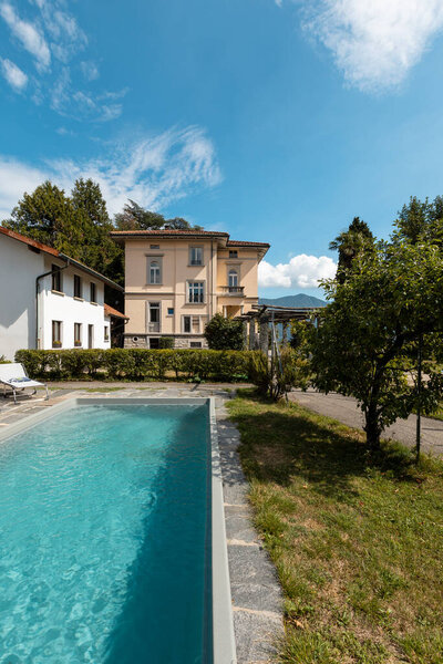 Старинная вилла с бассейном в солнечный летний день. Никого внутри