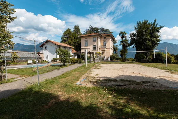 Villa Grande Antigua Con Gran Jardín Alrededor Día Soleado Verano — Foto de Stock