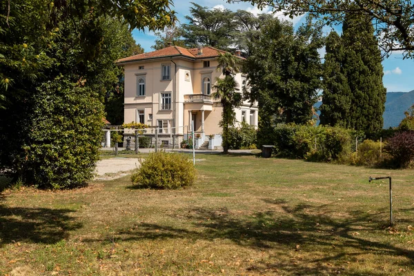 Güneşli bir yaz gününde büyük bir bahçesi olan büyük ve eski bir villa.