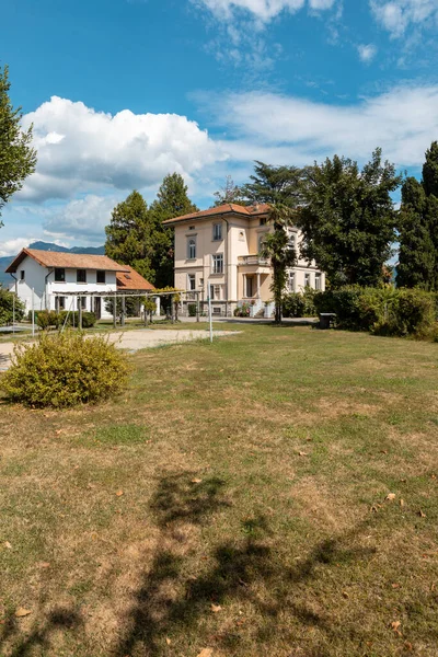 Villa Grande Antigua Con Gran Jardín Alrededor Día Soleado Verano —  Fotos de Stock