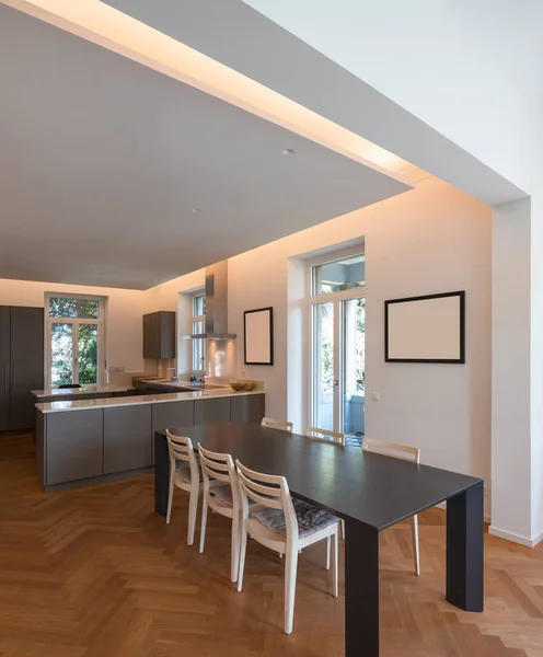 Moderne Küche Einer Historischen Villa Mit Fenster Und Parkett Großer — Stockfoto