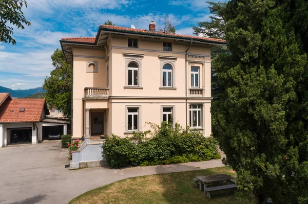 Villa Grande Antigua Con Gran Jardín Alrededor Día Soleado Verano —  Fotos de Stock