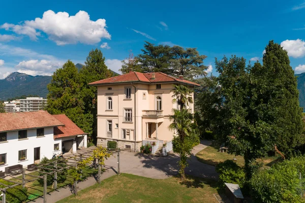 Große Und Alte Villa Mit Großem Garten Drumherum Einem Sonnigen — Stockfoto