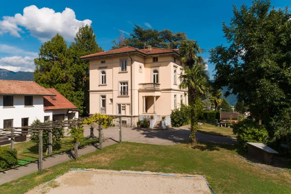 Große Und Alte Villa Mit Großem Garten Drumherum Einem Sonnigen — Stockfoto