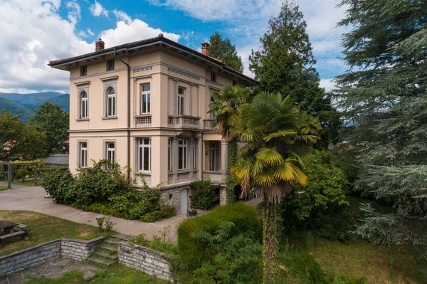 Grote Oude Villa Met Grote Tuin Eromheen Een Zonnige Zomerdag — Stockfoto