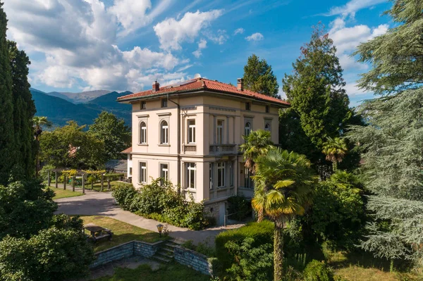 Villa Grande Antigua Con Gran Jardín Alrededor Día Soleado Verano —  Fotos de Stock