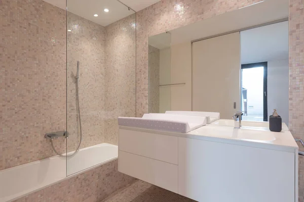 Mínimo Cuarto Baño Moderno Con Lavabo Bañera Espejo Grande Mosaico —  Fotos de Stock