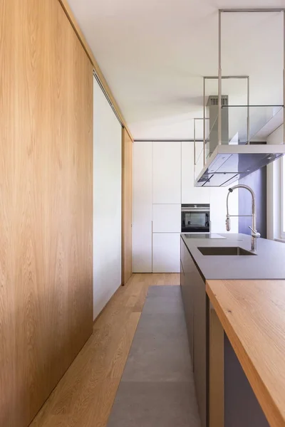 フード付きのモダンなキッチン 大きなシンク オーブン 木製のワークトップ 設計アパートだ 正面図 誰も中に — ストック写真