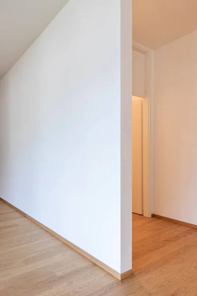 Koridor Kapısını Gizleyen Beyaz Duvar Yerde Parke Var Çeride Kimse — Stok fotoğraf