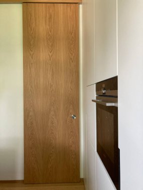 Modern mutfakta detaylı fırın. İçeride kimse yok. Kopyalama alanı