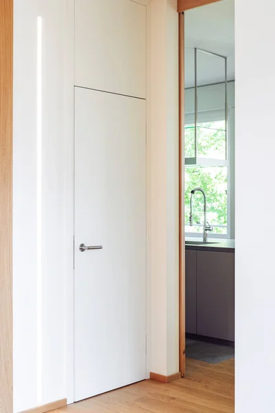 ドアとリードストリップとの回廊の詳細 最小限のアパート 中には誰も コンセプト — ストック写真