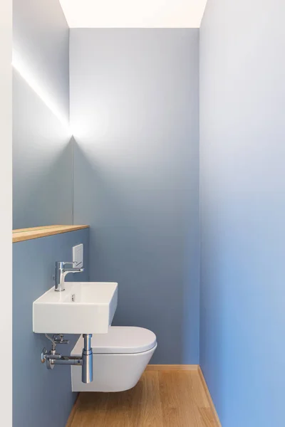 Framsidan Moderna Ljusblå Badrum Med Handfat Spegel Och Led Ljus — Stockfoto