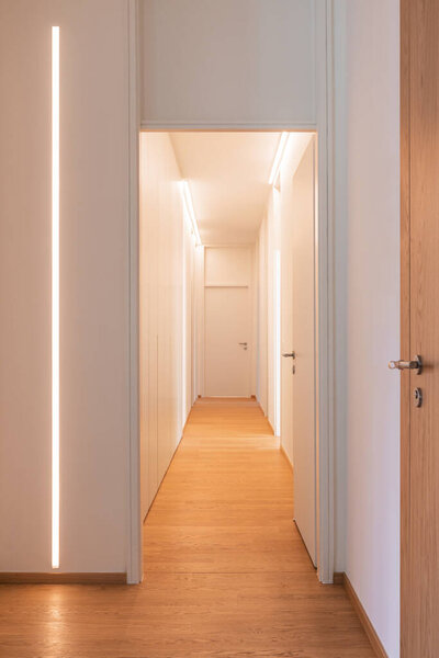 Детали коридора с дверью и ведущей полосой. Минимальная квартира. Внутри никого. Концепция