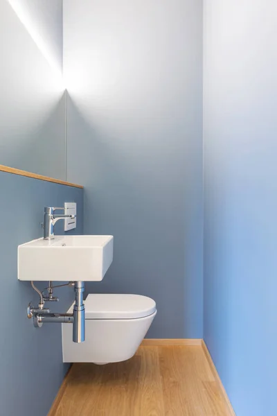 Vooraanzicht Van Moderne Lichtblauwe Badkamer Met Wastafel Spiegel Led Licht — Stockfoto