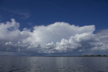 bulutlar ile Volga Nehri üzerinde manzara