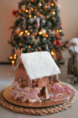 Noel gingerbread tek boynuzlu at çerezleri pembe krema ile konut ve Konfeksiyon topları ve Hindistan cevizi cips ile dekore edilmiştir
