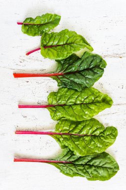 taze Pazı yapraklarını dökmüş bir beyaz eski ahşap masa