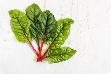 taze Pazı yapraklarını dökmüş bir beyaz eski ahşap masa