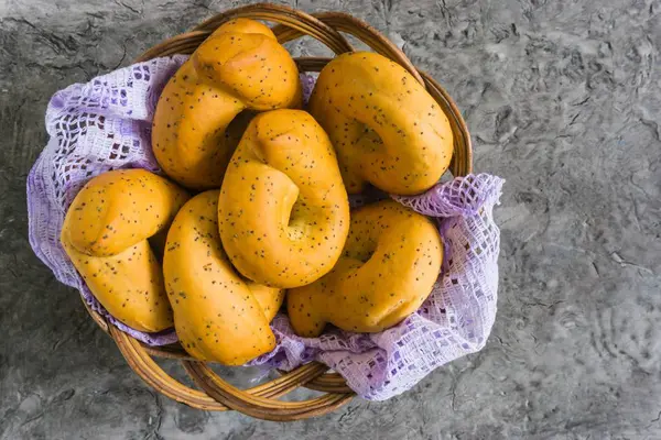 Poppy Bagels Wicker Basket — Stock Photo, Image