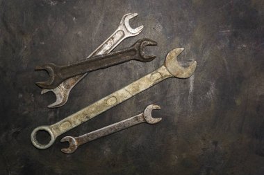 Eski çilingir araçları seti. Yukarıdan görüntülemek