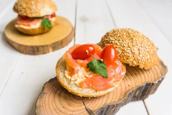 Sandwich Mit Gesalzenem Lachs Frischkäse Tomaten Und Petersilie Auf Holztellern — Stockfoto