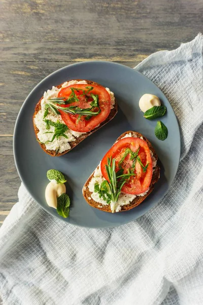 Zwei Vegane Sandwiches Mit Tomaten Tofu Und Minze Auf Grauem — Stockfoto