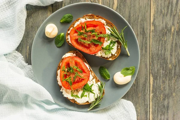 Zwei Vegane Sandwiches Mit Tomaten Tofu Und Minze Auf Grauem — Stockfoto