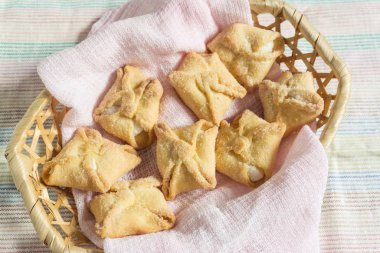 beyaz bir arka plan üzerinde hasır sepet içinde lor peyniri ile zarflar