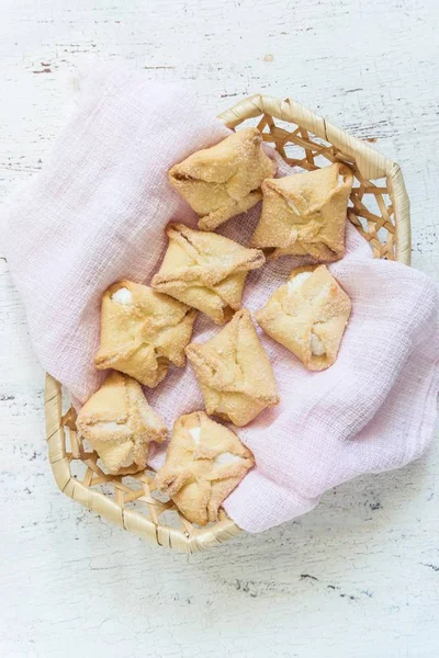 Umschläge Mit Quark Einem Weidenkorb Auf Weißem Hintergrund — Stockfoto