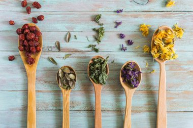 Kurutulmuş otlar, çiçekler ve bitki çayı için çilek. Üst görünüm, kopya baharat.