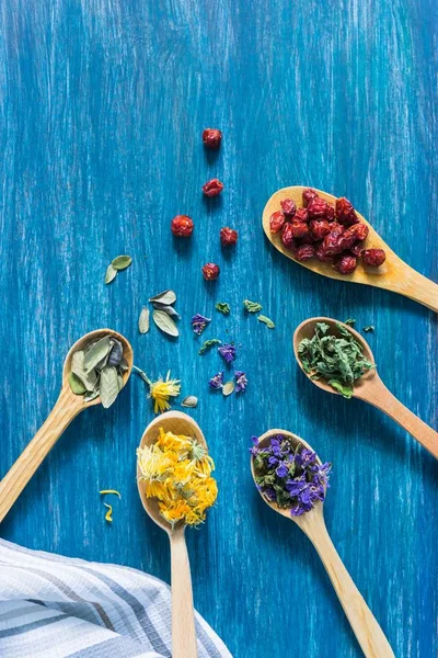 Kurutulmuş otlar, çiçekler ve bitki çayı için çilek. Üst görünüm, kopya baharat.