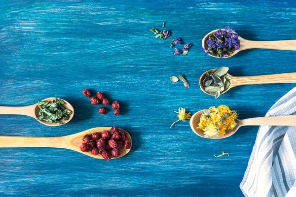 Kurutulmuş otlar, çiçekler ve bitki çayı için çilek. Üst görünüm, kopya baharat.