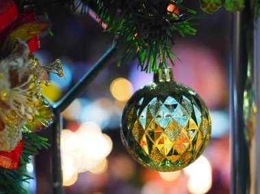 Noel ağacı süsleme, dekorasyon ve ışık bokeh Close-up