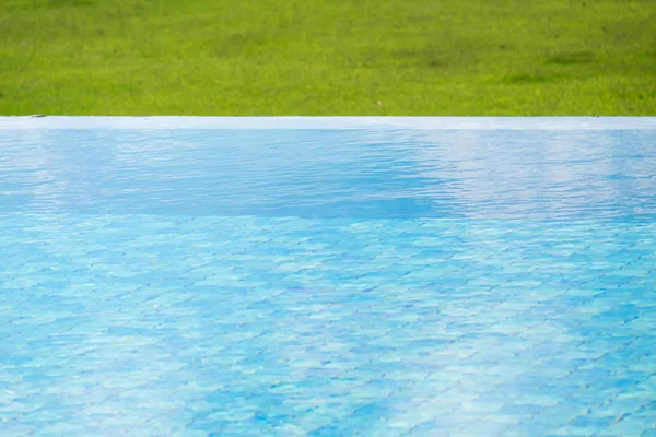 Wasserfläche Mit Grünem Rasen Rund Schwimmbad Hintergrund Mit Leerem Platz — Stockfoto