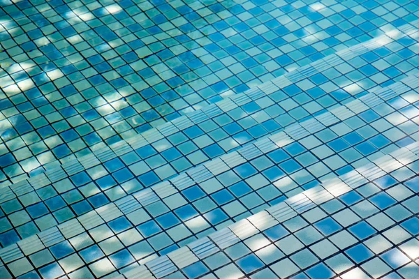 Escaliers Dans Piscine Fond Bleu — Photo