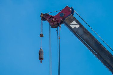 Vinç kanca inşaat mavi gökyüzü, çelik kanca ve zincir, kopya alanı kaldırma
