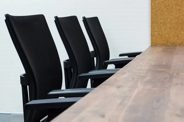 ahşap masa toplantı odasında, co çalışma girintili, ofis toplantı salonu ile siyah sandalye.