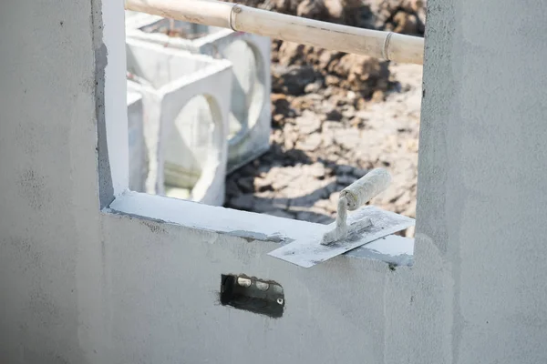 窗框上的钢钉位置 用于建筑的设备 — 图库照片