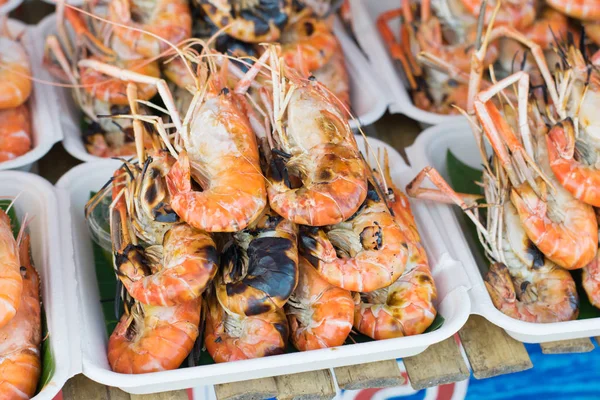 Izgara Karides Yemek Deniz Sokak Gıda Pazarında Ürünleri Üzerinde — Stok fotoğraf