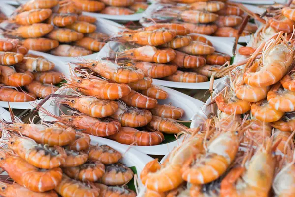 Γαρίδες Ψητές Στο Πιάτο Θαλασσινά Στην Αγορά Τρόφιμα Δρόμο — Φωτογραφία Αρχείου