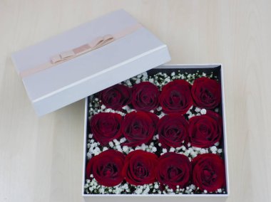 Romantik kırmızı gül, Preserved kırmızı gül çiçek hediye kutusunda.