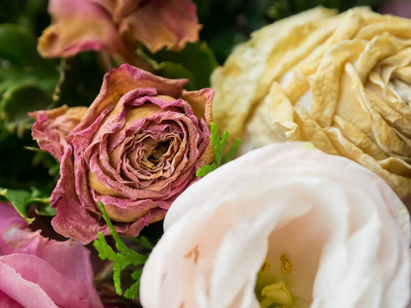 Букет Смешанных Цветов Деревянном Фоне Розы Гвоздика Юстома Сухие Цветы — стоковое фото