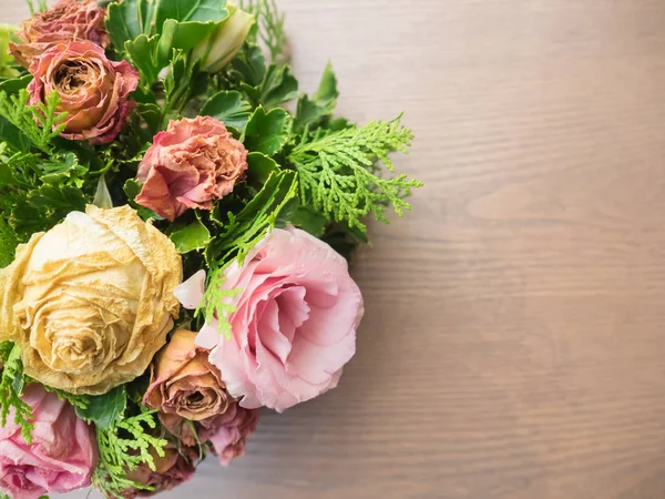 Karışık Buket üzerinde ahşap arka plan, gül, karanfil, Eustoma, Kuru çiçekler.