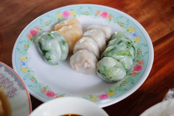 蒸香葱饺子或卡诺姆 奎切艾在一个盘子里为中国新年 中国鬼节 — 图库照片
