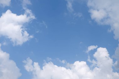 Güzel beyaz bulutlar mavi gökyüzü arka plan, küçük bulutlar ile.