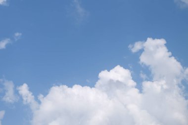 Güzel beyaz bulutlar mavi gökyüzü arka plan, küçük bulutlar ile.