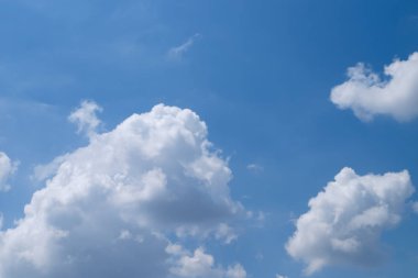 Güzel beyaz bulutlar mavi gökyüzü arka plan, küçük bulutlar ile.