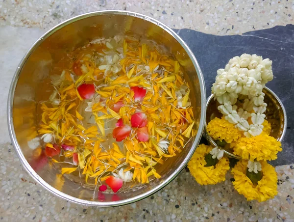 水在碗中混合香水和鲜花 宋干节在泰国 泰国传统茉莉花花环 — 图库照片