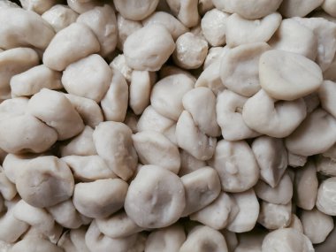 Gıda çerez ile haşlanmış balık topları üst görünümü.