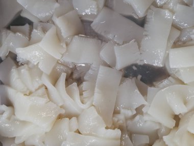 Kore Barbekü için, taze dilimlenmiş kalamar arka plan yakın.